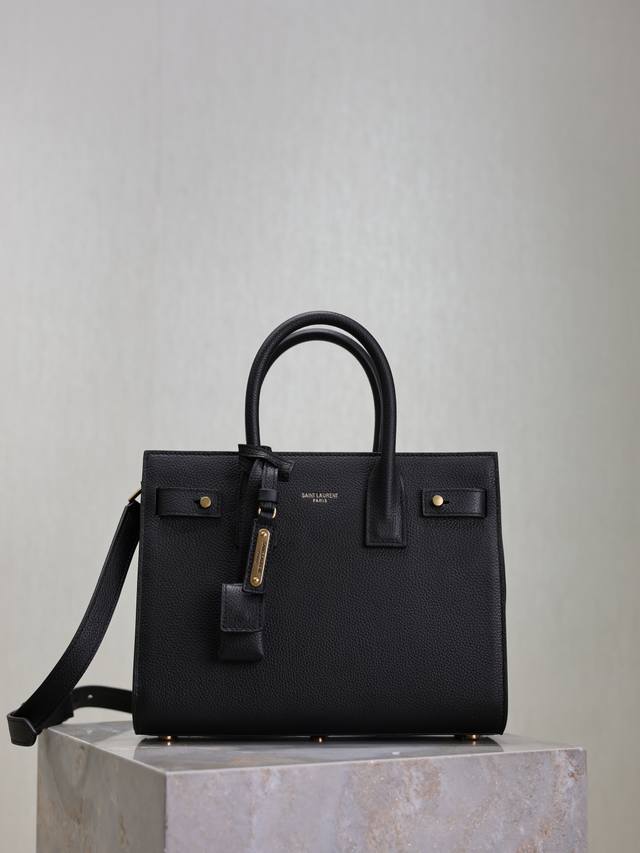 出厂价p 风琴包26Cm_黑色 最优雅的风琴包系列Sac De Jour，永远的经典不过时，精湛的荔枝纹牛皮，纹路清晰而且光泽度十足，十分贵气！26Cm内配有中