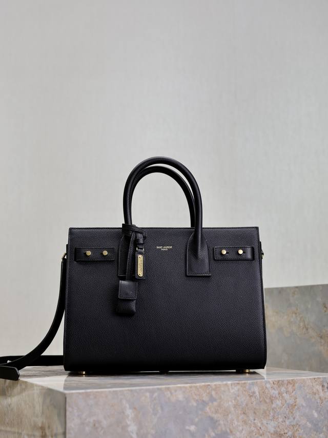 拿货价 风琴包32Cm_黑色 最优雅的风琴包系列Sac De Jour，永远的经典不过时，精湛的荔枝纹牛皮，纹路清晰而且光泽度十足，十分贵气！32Cm内配有中隔