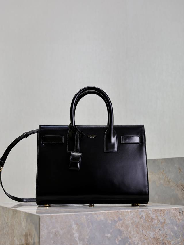 出厂价p 风琴包32Cm_黑色 最优雅的风琴包系列Sac De Jour，永远的经典不过时，精湛的手搓纹牛皮，纹路清晰而且光泽度十足，十分贵气！32Cm内配有中