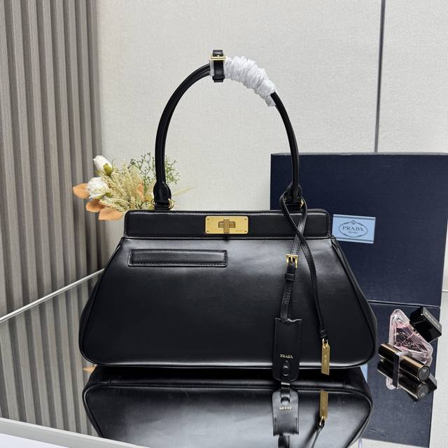 出厂价p 顶级原单 2025新款中号1Bg569小牛皮这款手袋以现代几何造型亮相，演绎独特的二元理念，彰显高雅风范。采用进口小牛皮，巧思Oversize设计玩转