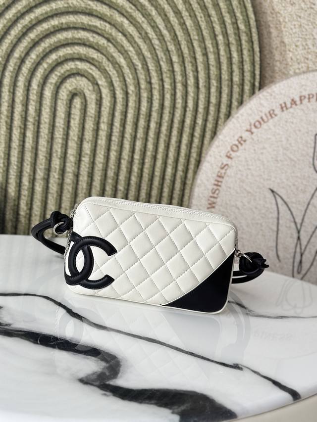 原厂皮 进口小牛皮 顶级工艺 黑配黑、超喜欢的康鹏系列 小巧精致，手提单肩都会非常好看 腋下背还会有视觉上提高腰线拉长腿部线条的效果[暗中观察R]包型不大容量很