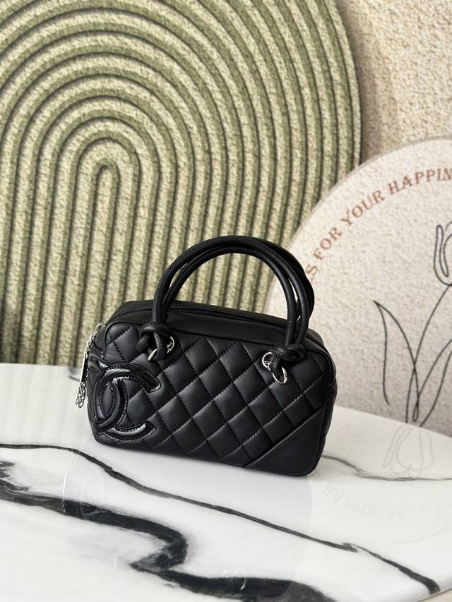 原厂皮 进口小牛皮！Zp开发 顶级工艺 经典万年款中古康鹏枕头包 经典中的天花板，早已绝版 目前中古店也是稀缺实物确实耐看精致， 非常好搭配容量也超级大，推荐