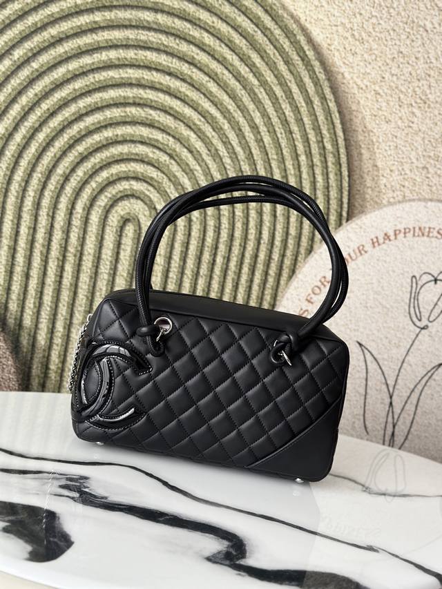 原厂皮 进口小牛皮！Zp开发 顶级工艺 中古康鹏枕头包经典中的天花板， 早已绝版目前中古店也是稀缺 实物确实耐看精致，非常好搭配容量也超级大。 皮料:欧洲原厂正