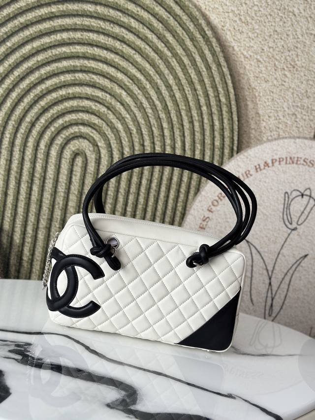 原厂皮 进口小牛皮！Zp开发 顶级工艺 中古康鹏枕头包经典中的天花板， 早已绝版目前中古店也是稀缺 实物确实耐看精致，非常好搭配容量也超级大。 皮料:欧洲原厂正