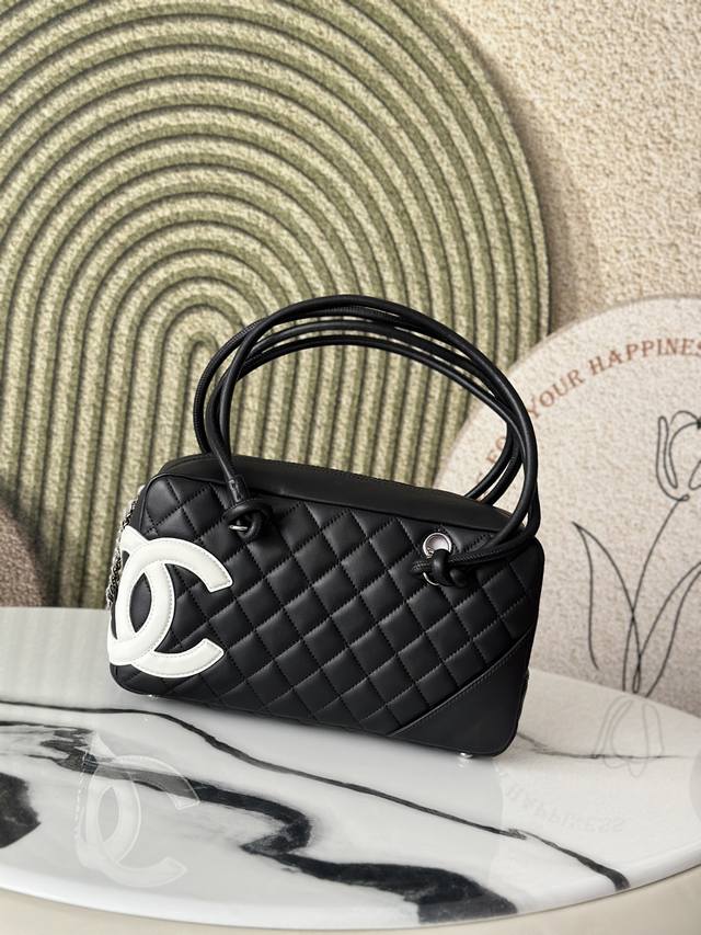 原厂皮 进口小牛皮！Zp开发 顶级工艺 中古康鹏枕头包经典中的天花板， 早已绝版目前中古店也是稀缺 实物确实耐看精致，非常好搭配容量也超级大。 皮料:欧洲原厂正