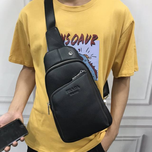 普拉达 前后全皮 胸包顶级高端大气进口原版头层牛皮，耐磨耐。资深裁缝立体剪裁完美版型上身效果极佳设计理念独特，实物拍摄．触摸可及的效果 尺寸：18X31X7Cm