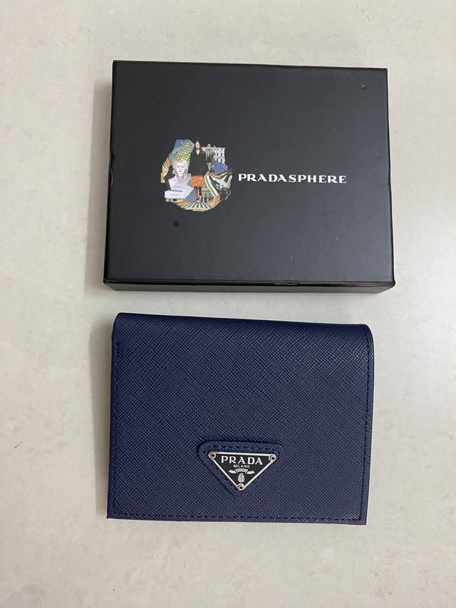 p家蓝色字母系列女士短夹，型号1Mv204，正品开发，原单品质，进口十字纹牛皮制作，，尺寸11.2×9.5Cm，夏日出门短夹放小包里刚刚好，实物拍摄，所见即所得