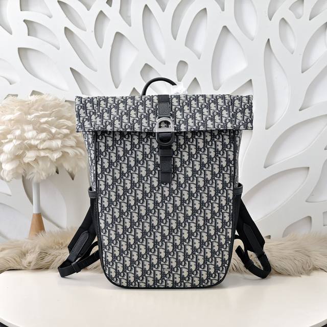 dior-迪奥专柜最新款双肩背包官网同步 新品发布 采用杏色Oblique 印花面料材质精心制作 搭配带有Dior 8 搭扣的自扣式翻盖提升格调 正面Dior标