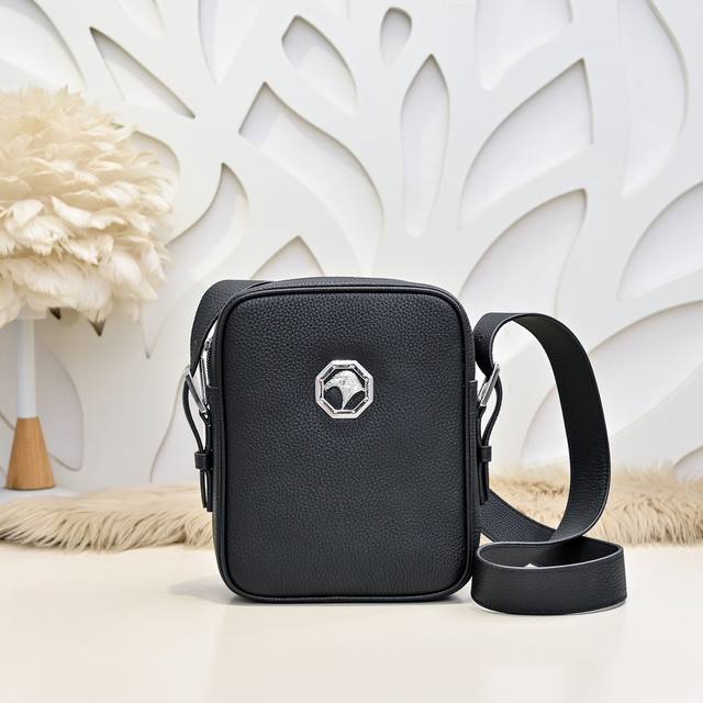 stefano Ricci-史蒂芬 专柜最新款男士斜挎包采用进口小牛皮制作 皮质柔软 纹路清晰可见 手感超赞 高贵五金 时尚鹰头金标 质量看得见 高档大气上档次