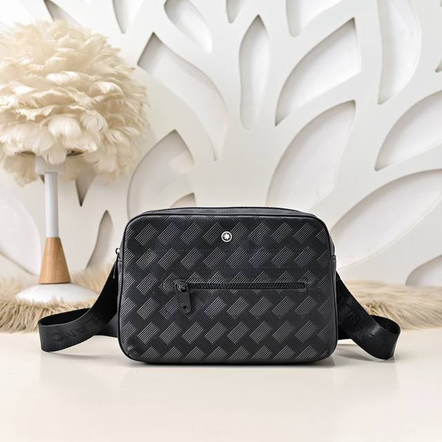 mont Blanc 万宝龙-最新款男士斜挎包采用头层牛皮 皮质柔软 手感超赞 独特设计足以彰显其奢华感 细节品质毋庸置疑 高端大气上档次 百搭单品尺寸：26.