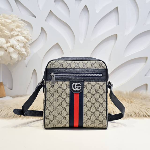 gucci-古奇最新款男士斜挎包采用进口小牛皮 皮质柔软 手感超赞 做工精致 高贵五金 细节完美 时尚休闲百搭 质量与质感都能衬托出你独特的品味尺寸：23.24