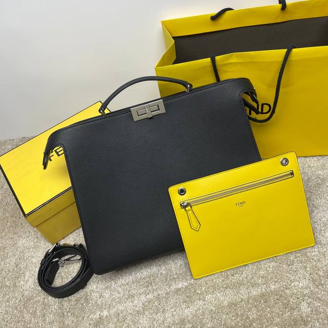 原单品质 独家正品开发，进口头层牛皮，包身走线工整，每个细节都经过精雕细琢，干净整洁的做工体现出每一步的用心，正面内衬小包可随意更换，中间隔层插口袋一个，肩带长