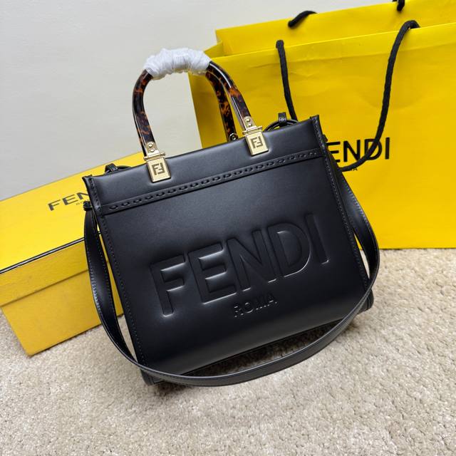 小号 Sunshine小号手提袋， 黑色皮革材质,饰有烫印“Fendi Roma”图案。配备宽敞的内部和金色金属件。可以使用玳瑁壳有机玻璃双提手手拿，两个内部钩