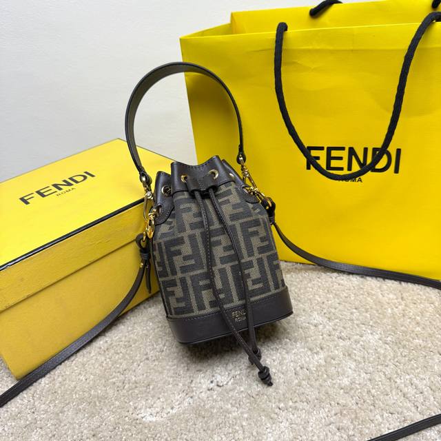 Fendi Mon Tresor Mini经典老花Ff布料水桶包, 可盐可甜 怎么凹造型都可 Size:18.5X1 款号：9968啡色老花布