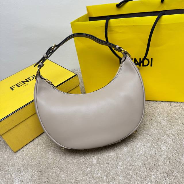 大号灰色 腋下包，以月牙造型为特色，把经典金属大Logo[Fend1]装饰在包包底部，包包的轮廓很贴切身体的线条，背在腋下的时候时尚感满满，简直就是行走的种草机