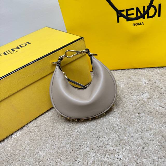 小号灰色 praphy腋下包，以月牙造型为特色，把经典金属大Logo[Fend1]装饰在包包底部，包包的轮廓很贴切身体的线条，背在腋下的时候时尚感满满，简直就是