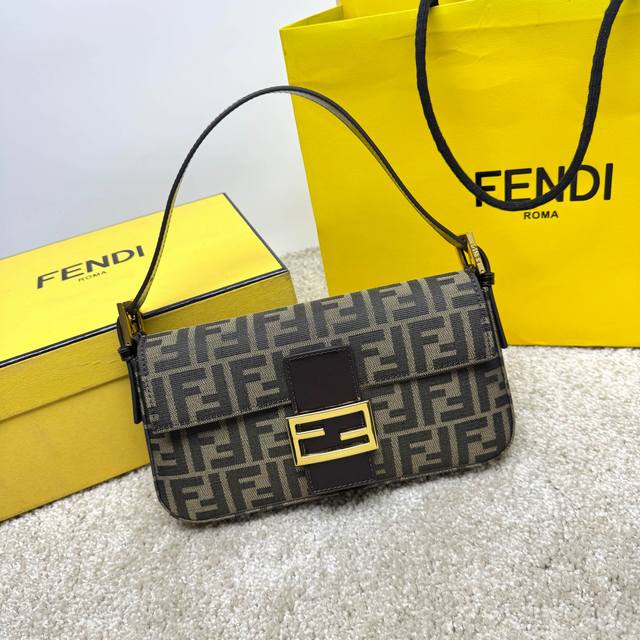 元 名称：Fendi 小号布包 型号：299小号 颜色：啡色布料 黑色皮 金色五金 尺寸：26*4*16 Fendi经典款式大F字母小包出货可手提、肩背。Fen