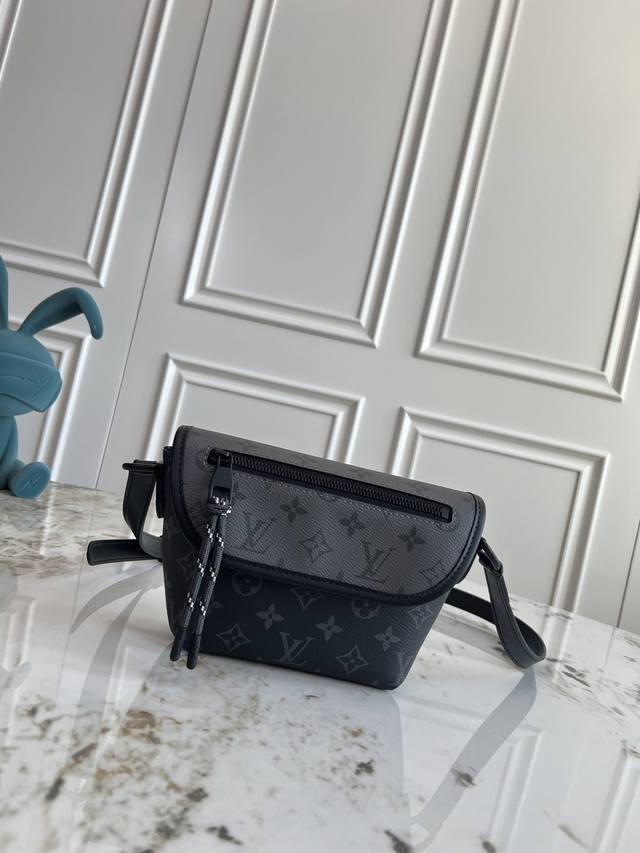 独家背景 动态芯片 M12806本款 pulse 迷你手袋取材 Monogram Eclipse 涂层帆布，以简洁线条和运动元素传递摩登格调。精巧构型内设主隔层