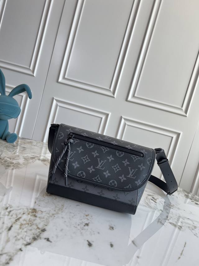 独家背景 动态芯片 M12681本款 pulse 邮差包以 Monogram Eclipse 帆布塑造精巧构型，为翻盖上的外袋搭配线绳拉链头。磁扣开合方便取放物