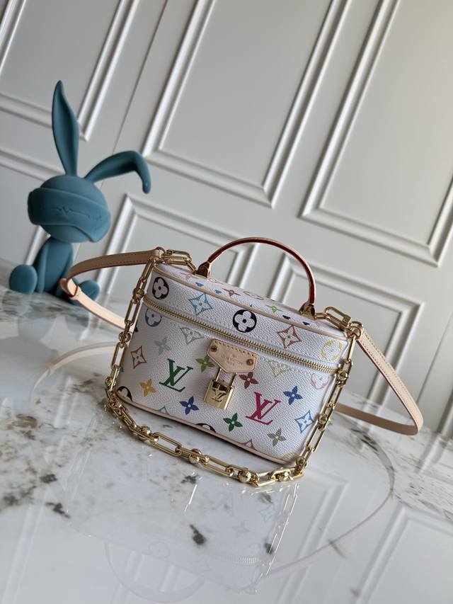 独家背景 动态芯片 顶级原单 M13662 本款Vanity pouch手袋出自路易威登X村上隆再版系列，以艺术家的鲜明色调重绎品牌经典Monogram图案。涂