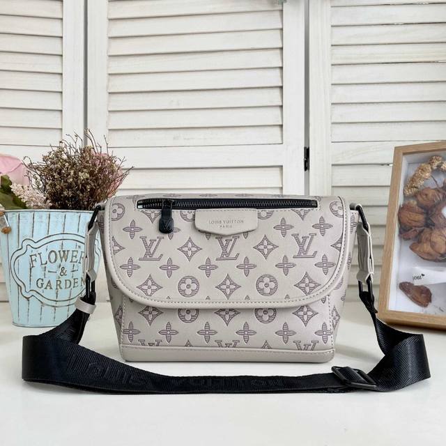 Louis Vuitton 路易威登 pulse 邮差包 M12615 米色pulse 邮差包以粒面皮革和Monogram 帆布演绎摩登风尚。线绳拉链头洋溢运动