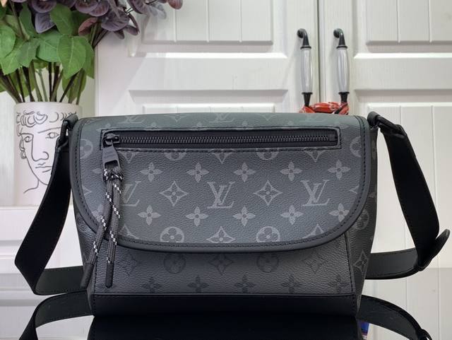 Louis Vuitton 路易威登 pulse 邮差包 M12681 银花 本款 pulse 邮差包以 Monogram Eclipse 帆布塑造精巧构型，为