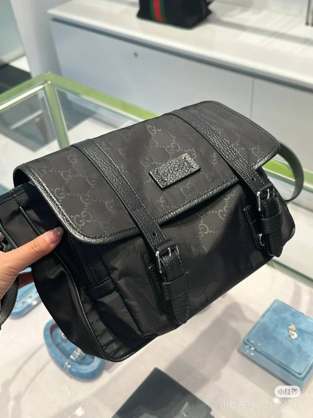 Gucci 古奇 高端货 最新款 “ Gucci ”古奇邮差包尼龙和Saffiano 皮革斜挎包尼龙材质金属配件和钛金属拉链博柏利 徽标织物衬里两枚旁开扣 珐琅