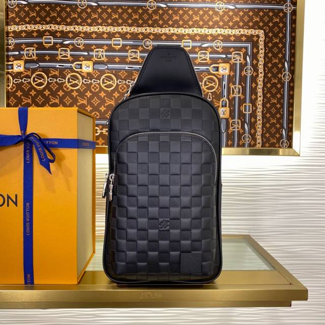 Louis Vuitton 路易威登 独家实拍 独家实拍 M56344黑 M41719十字纹 Avenue 单肩包采用 Taga 皮革勾勒标志性线条，点缀 Lu