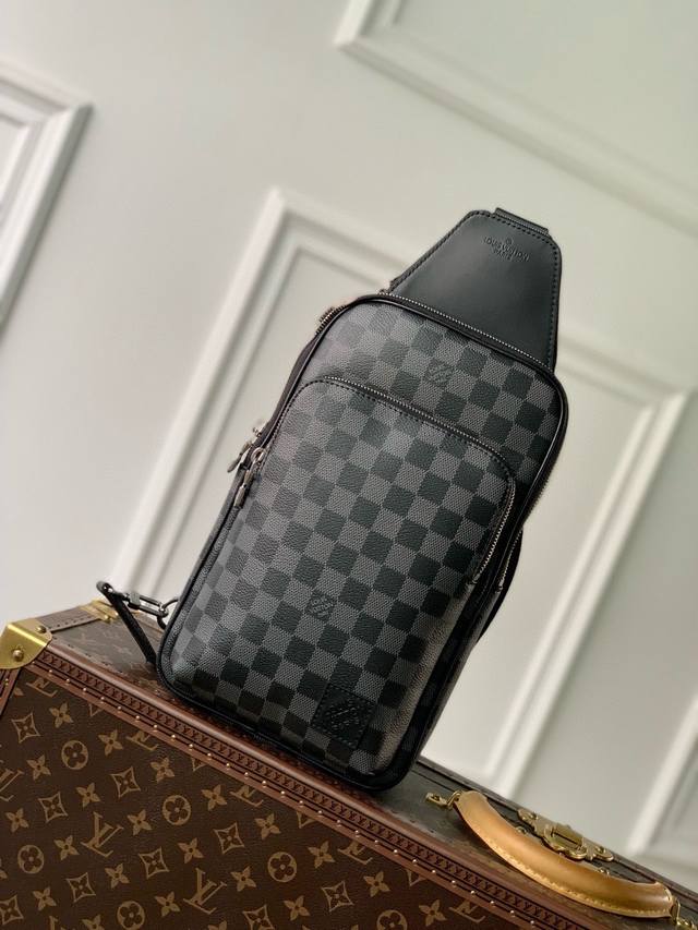 Louis Vuitton 路易威登 独家实拍 M12734 本款 Avenue 黑格 单肩包出自 Lv Colormania 系列，将 Monogram Ma