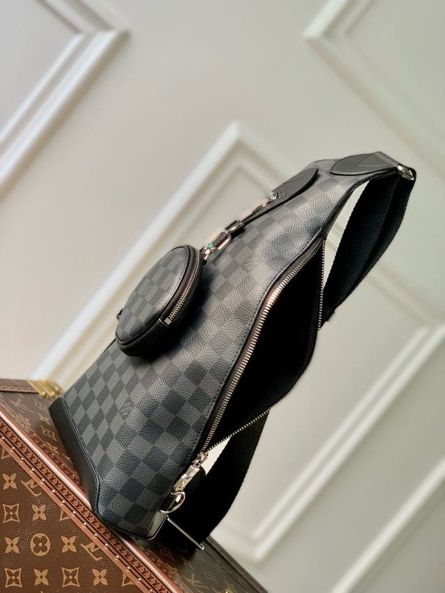 Louis Vuitton 路易威登 独家实拍 M2 本款 黑花 Duo 单肩包以柔软牛皮革塑造贴身构型，成就传统双肩包之外的实用之选。拉链侧袋可收纳智能手机，