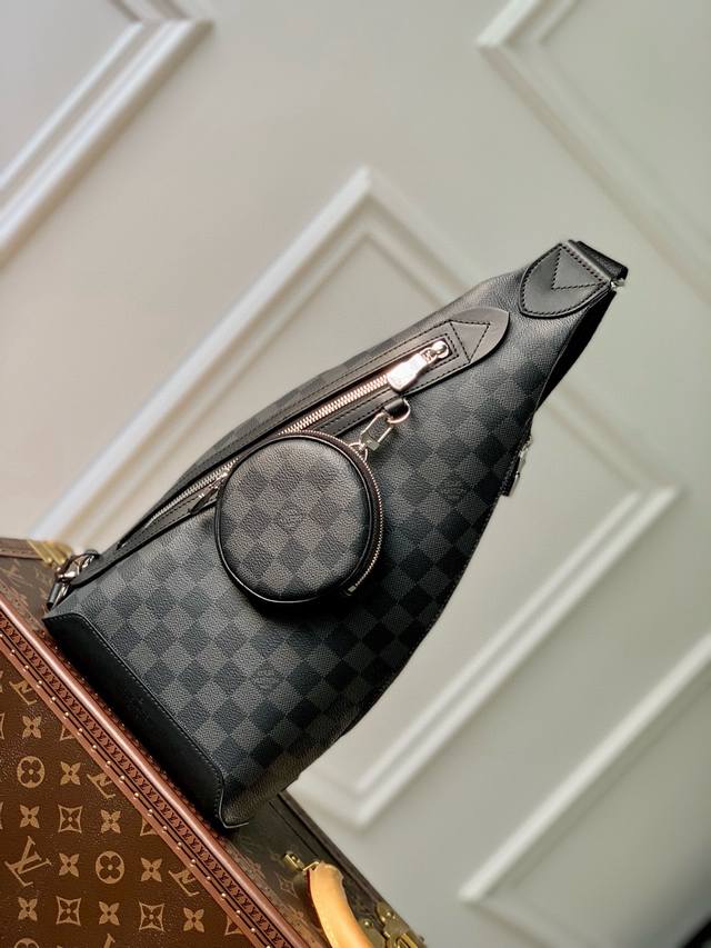 Louis Vuitton 路易威登 独家实拍 M2 黑格 本款 Duo 单肩包以柔软牛皮革塑造贴身构型，成就传统双肩包之外的实用之选。拉链侧袋可收纳智能手机，