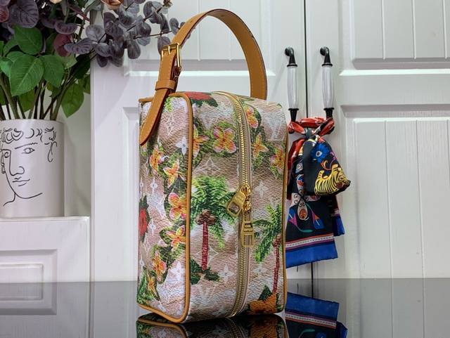Louis Vuitton 路易威登 独家实拍 Locker Dopp Kit 盥洗包 M83112 花卉 丝印 盥洗包这款梳妆包采用Damier Graphi