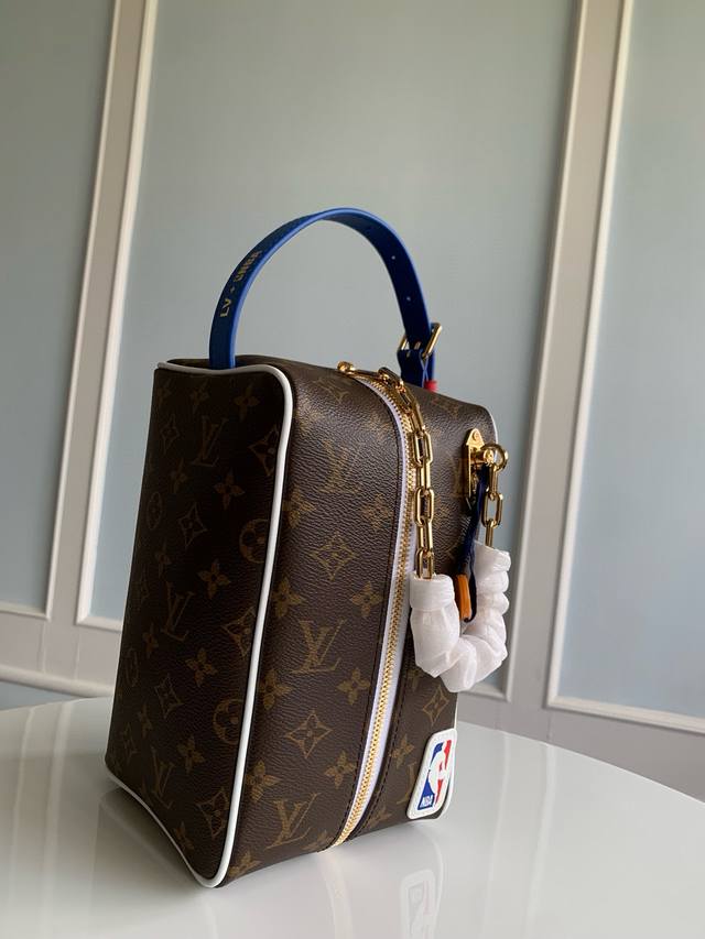 Louis Vuitton 路易威登 独家实拍 M45588 M85149花料洗漱包 Nba联名胶囊系列 外观大方，以手感柔软的帆布制成，配有双拉链大开口，老花