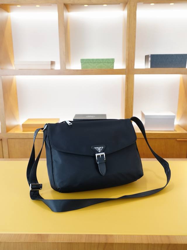 prada 普拉达 官网同步 高版本 斜挎单肩背包 永恒不过时的标志性产品 纯原单布料 顶级五金制作 非市面普通版本 今年最爱的款式 全部实拍 实用性非常高 完
