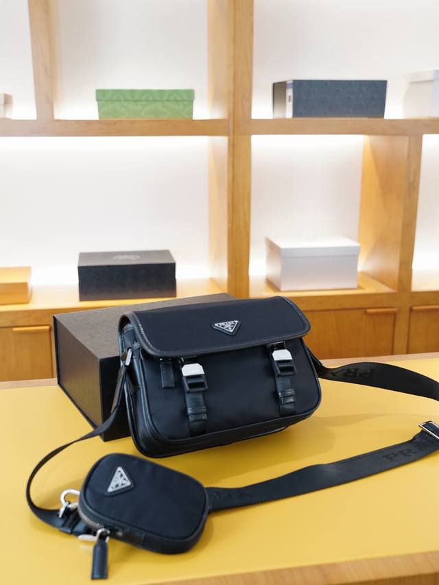 prada 普拉达 官网同步 高版本 斜挎单肩背包 永恒不过时的标志性产品 纯原单布料 顶级五金制作 非市面普通版本 今年最爱的款式 全部实拍 实用性非常高 完