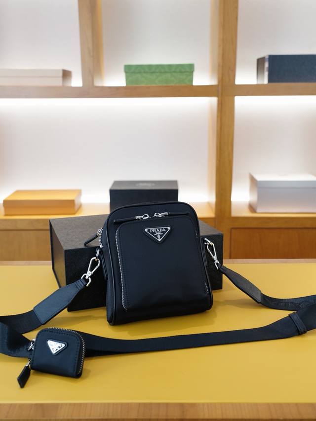 prada 普拉达 官网同步 高版本 斜挎单肩背包 永恒不过时的标志性产品 纯原单布料 顶级五金制作 非市面普通版本 今年最爱的款式 全部实拍 实用性非常高 完