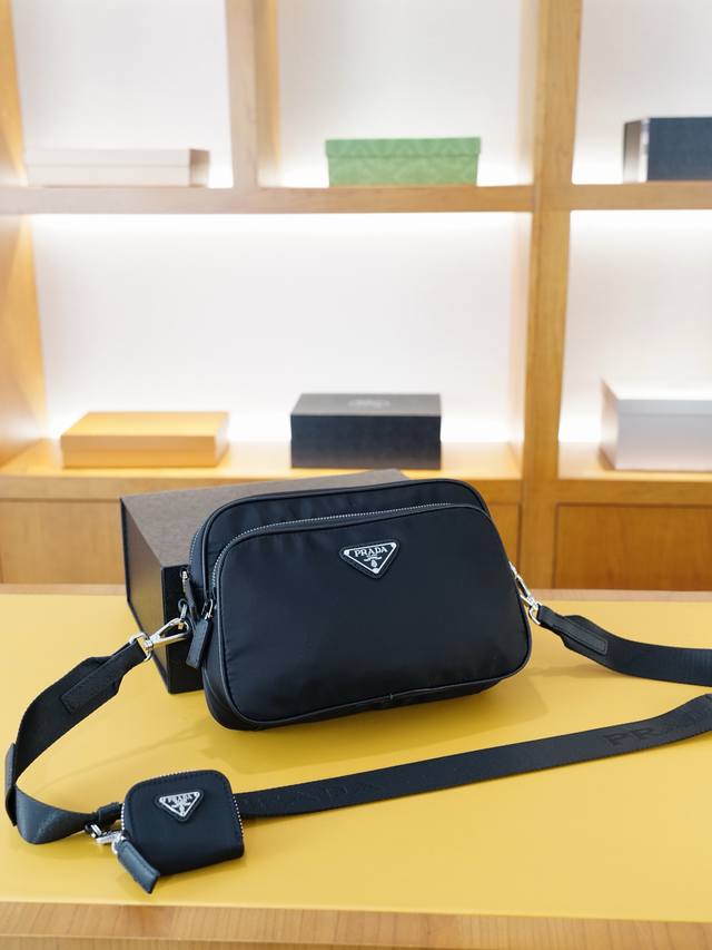 prada 普拉达 官网同步 高版本 斜挎单肩背包 永恒不过时的标志性产品 纯原单布料 顶级五金制作 非市面普通版本 今年最爱的款式 全部实拍 实用性非常高 完