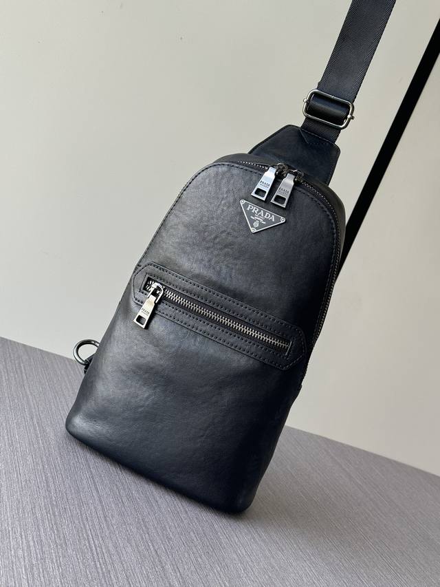 顶级专柜老鼠狠货最新款式普拉达全皮胸包通用爆款大量出货拉,叫嚣专柜货顶级原单货纸上谈兵吹牛皮的咱不会，请让狠货说话。款式可以复制抄袭，材料做工骗不了懂的人。里外