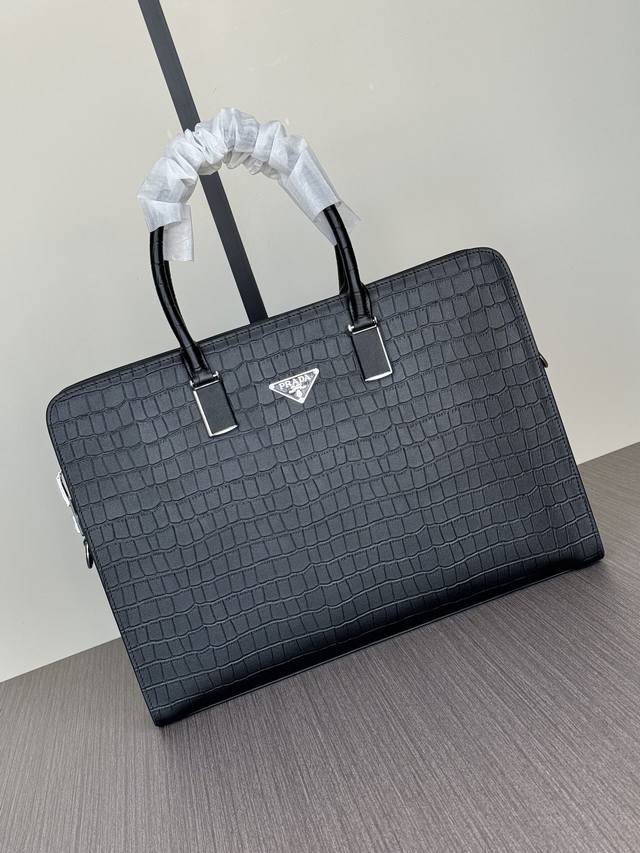 顶级专柜老鼠高端狠货最新火爆款普拉达密码锁手提公文包火爆款大量出货啦,叫嚣专柜货顶级原单货纸上谈兵吹牛皮的咱不会，请让狠货说话。款式可以复制抄袭，材料做工骗不了