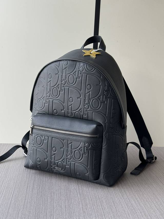 顶级专柜老鼠狠货最新爆款迪奥全皮双肩背包。这款Rider 2.0拉链双肩背包为Dior的经典单品推出全新版本。Dior Gravity 印花效果皮革采用压花工艺