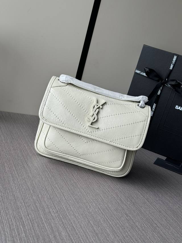 顶级专柜老鼠狠货最新款圣罗兰腋下包白色古银最火爆的Niki 出 Baby Size 啦！轻巧大气！主要是特特特能装！质量完全不用我多说！进口抓皱油蜡牛皮，五金更