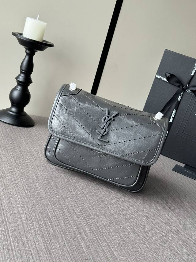 顶级专柜老鼠狠货最新款圣罗兰腋下包灰色古银史上最火爆的Niki 出 Baby Size 啦！轻巧大气！主要是特特特能装！质量完全不用我多说！进口抓皱油蜡牛皮，五