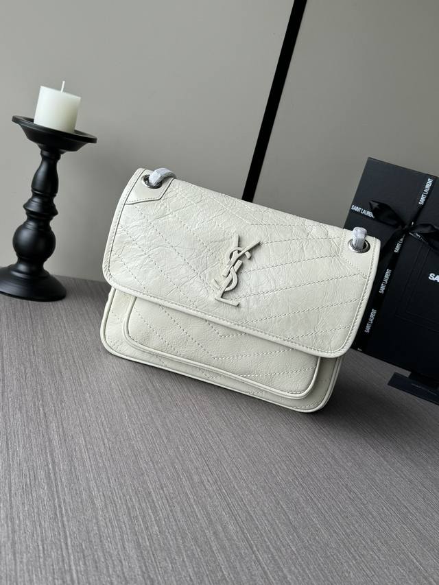 顶级专柜老鼠狠货最新款圣罗兰单肩腋下包白色古银油蜡皮新版本 简直不要太酷，包型好看没有缺点，定制蛇纹牛皮营造出复古照旧风格 手拎或者腋下都很可 气场十足男女均可