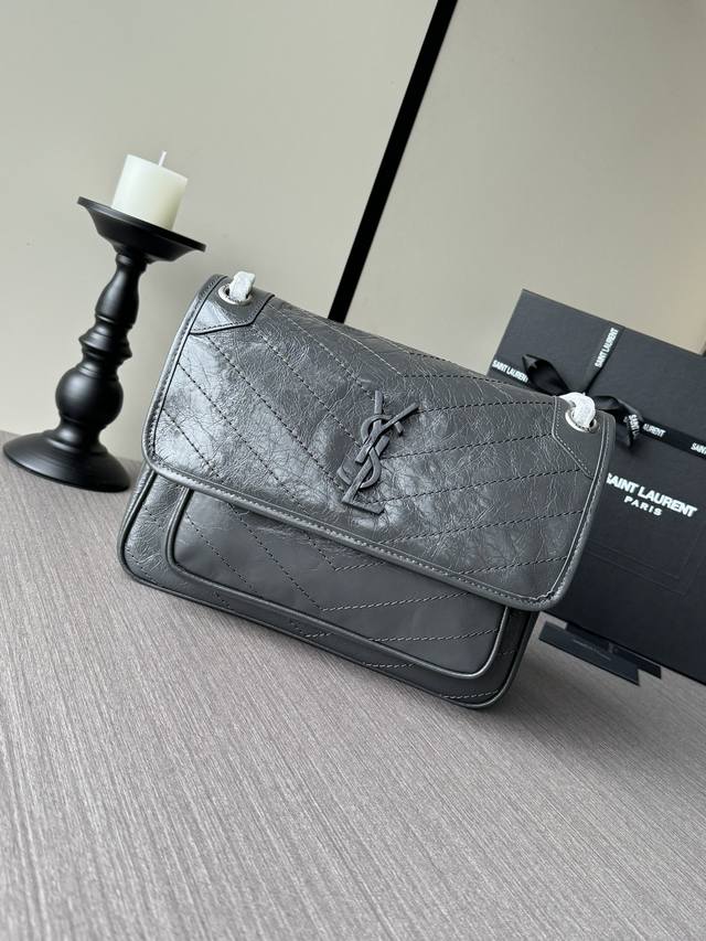 顶级专柜老鼠狠货最新款圣罗兰单肩腋下包灰色古银油蜡皮新版本 简直不要太酷，包型好看没有缺点，定制蛇纹牛皮营造出复古照旧风格 手拎或者腋下都很可 气场十足男女均可