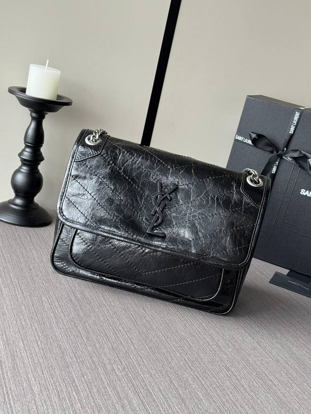 顶级专柜老鼠狠货最新款圣罗兰单肩腋下包黑色古银油蜡皮新版本 简直不要太酷，包型好看没有缺点，定制蛇纹牛皮营造出复古照旧风格 手拎或者腋下都很可 气场十足男女均可