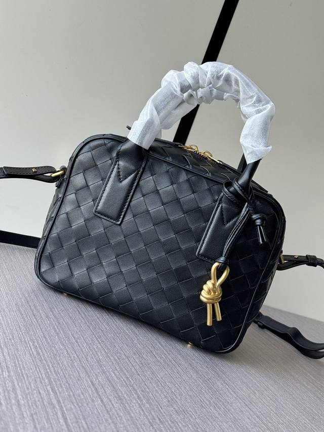 Bv春Get Away小方盒 复古时尚的小号 多种背法 复古又时尚,包包自重轻巧,空间实用,男女同款哦!!!时髦精必备单品,黄铜结绳吊饰 ,别致优雅,低调奢华有 Bv春Get Away小方盒 复古时尚的小号 多种背法 复古又时尚,包包自重轻巧,空间实用,男女同款哦!!!时髦精必备单品,黄铜结绳吊饰 ,别致优雅,低调奢华有