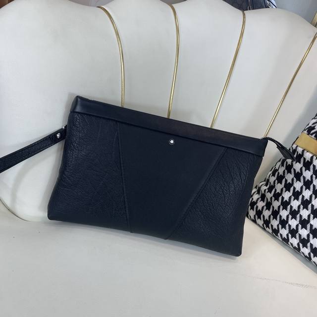 新款高端男士休闲手拿包[微笑]做工超级精致优雅。配用进口原料牛皮专柜专用五金和专用里布包装袋。皮质手感柔软舒适“超级上档次型号3383-4克尺寸28*18*3C