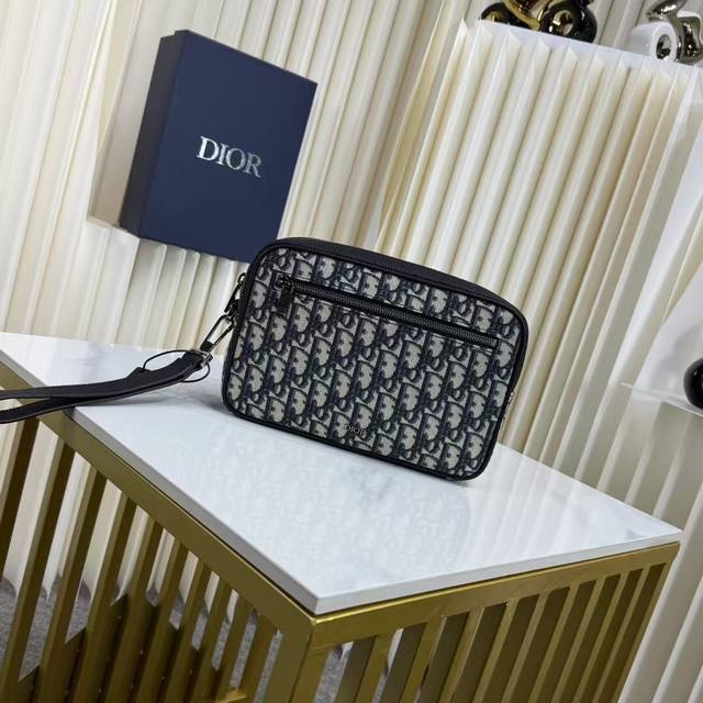 市场最高版本，欢迎对比 洗漱包 米色和黑色 Oblique 印花面料 编号: 2Esca Yse_H05E 这款洗漱包实用而精巧。采用米色和黑色提花面料 Obl