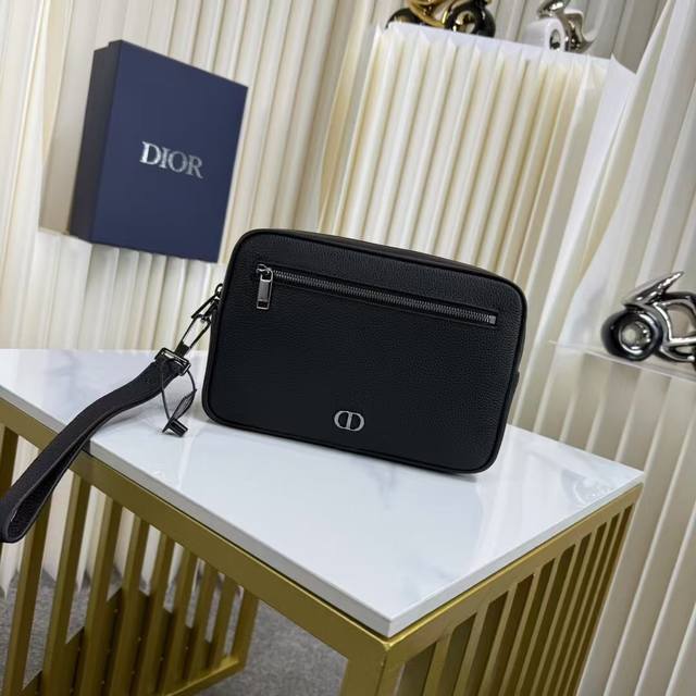 市场最高版本，欢迎对比 洗漱包 黑色粒面牛皮革 Cd Icon 标志 编号: 2Esca340Cdi_H00N 这款洗漱包实用而精巧。采用黑色粒面牛皮革精心制作