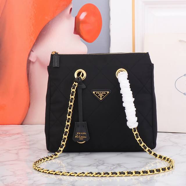 回货中古拉链款型号2682 这款Vintage中古链条菱格流浪包设计太棒了 纯手工尼龙菱格设计，可单肩+斜跨+流浪背法，进口黑金链条搭配真的是Vintage永远